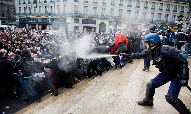 Actuació policial en una protesta. Font: looking4poetry, Flickr