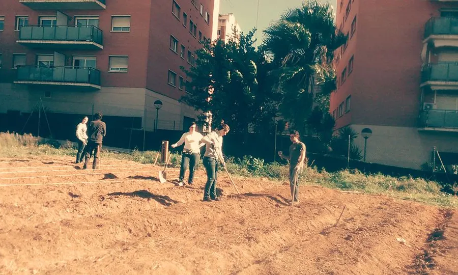 Grup de voluntariat col·laborant en l'adequació del sòl de l'Hort (Font: Horts Socials URV)
