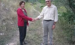 L'encaixada de mà com a símbol de l'acord entre propietaris i entitats ambientals; en la foto, Gepec i  el proprietari Felix Alaguero (imatge:gepec.cat)