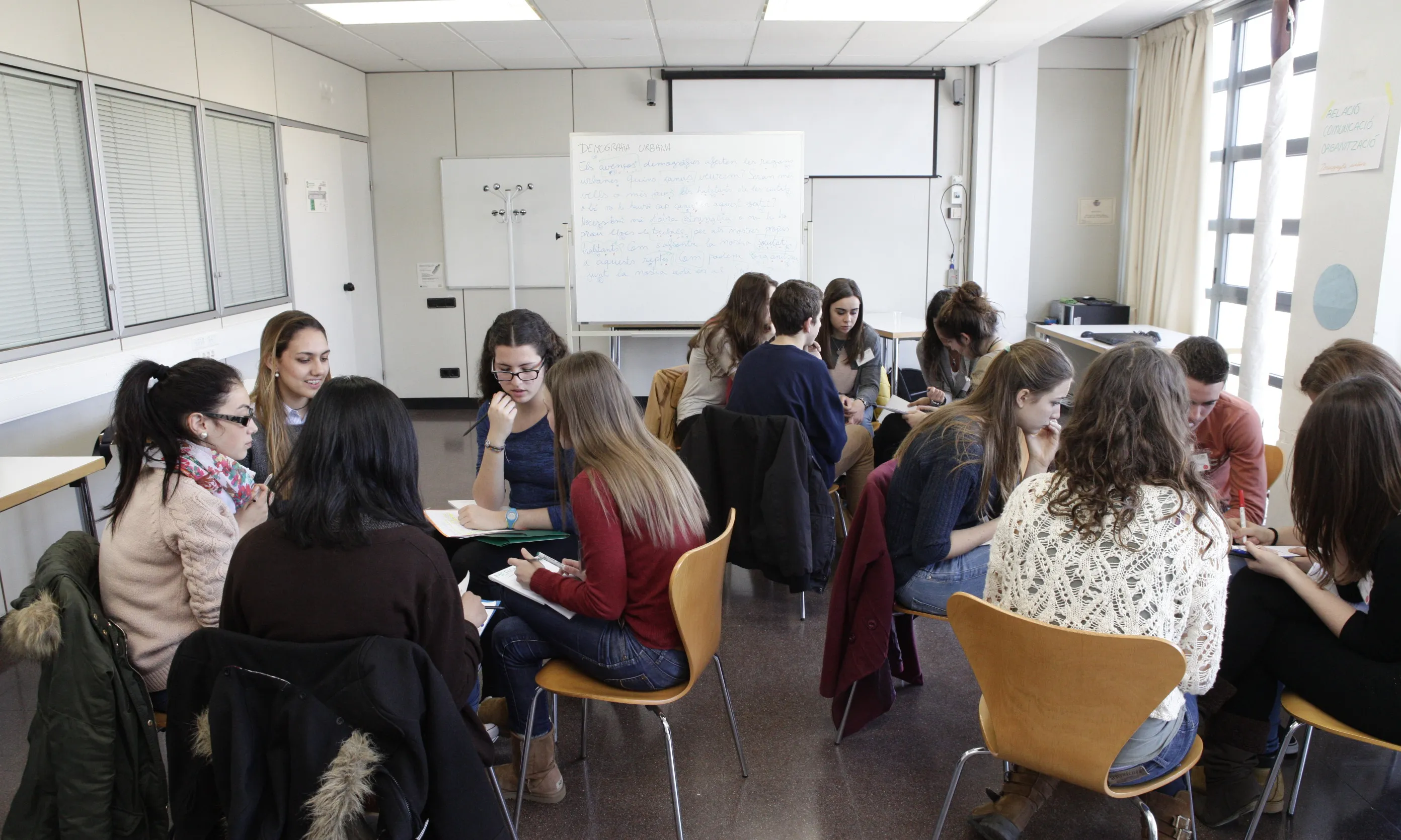 Alumnes d'un institut treballant en grups en el marc del programa
