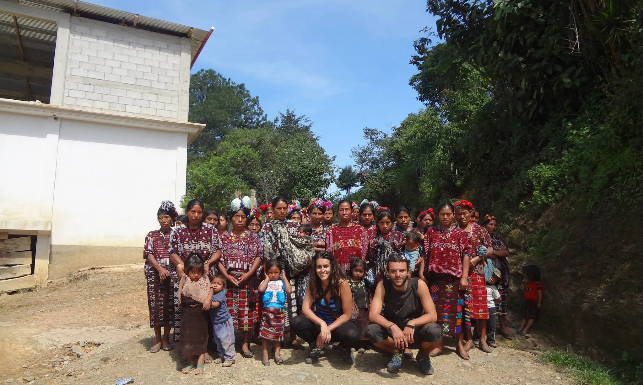 Comunitat de Guatemala amb una voluntària i un voluntari de Setem (Font: Setem)
