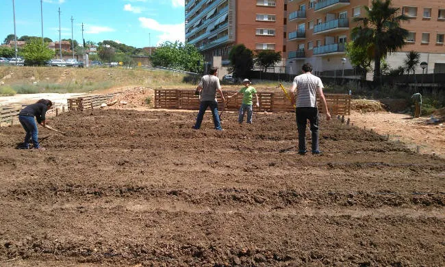 L'adequació del sòl per poder ser conreat va ser, ara fa un any, el primer repte del projecte. (Font: Horts Socials URV)