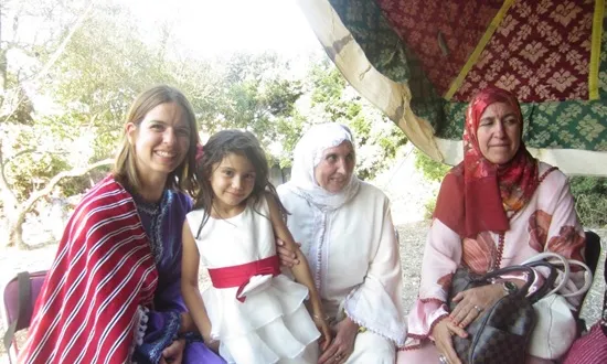 Grup de dones del Marroc amb una jove participant en el camp (Font: Setem)