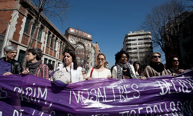 Capçalera d'una mobilització amb el lema "Nosaltres partim nosaltres decidim" (Font: flickr.com)