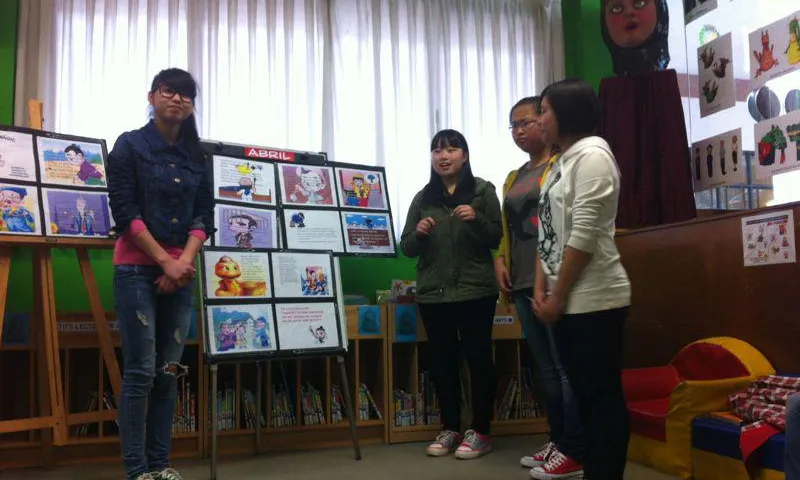 Noies explicant un conte en el marc del projecte Arrelarreu / Foto: Omnium Cultural Gironès