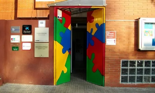 Porta d'accés a la seu de la Fundació Marianao