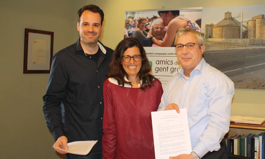 Albert Quiles, Esperanza Molins i Joaquim M. Molins Gil amb l'acord signat