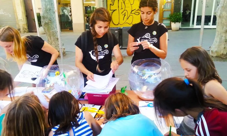 Voluntaries de Animal Latitude en una activitat per nens durant la Setmana del Voluntariat Ambiental (imatge:Animal Latitude) 