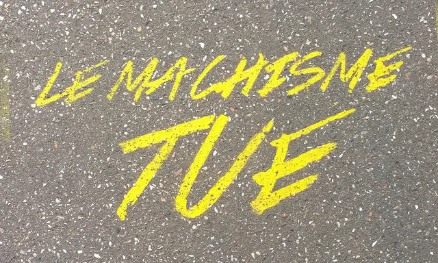 Pintada a terra en una convocatòria reivindicativa a França, que significa "El masclisme mata". (Font: flickr.com)
