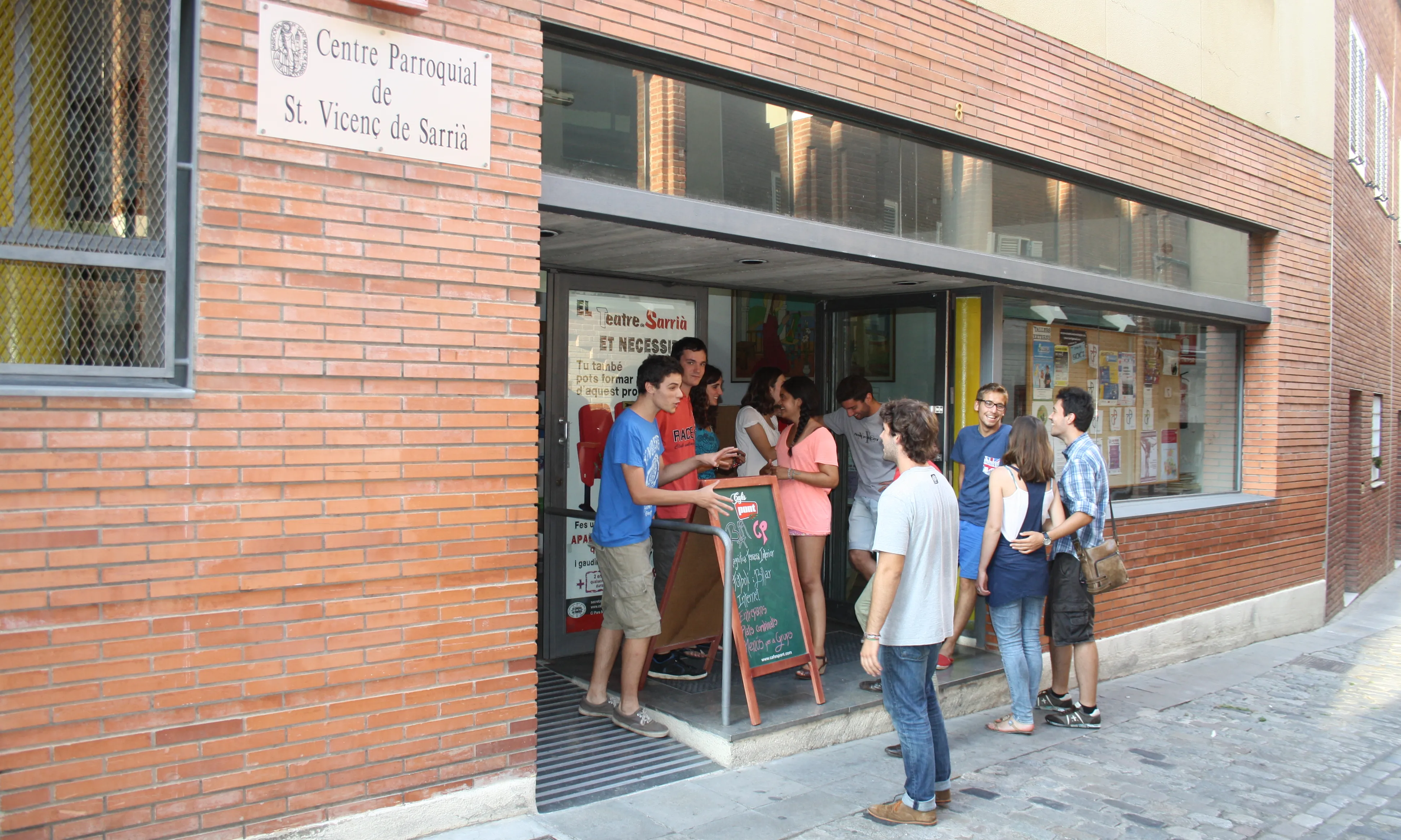 Façana del Centre Parroquial Sant Vicenç de Sarrià.