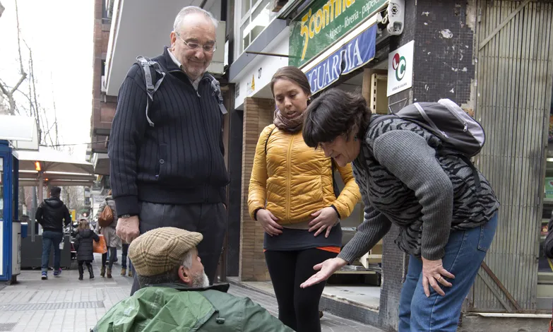 Equip de voluntaris visitant persones que viuen al carrer / Foto: Arrels