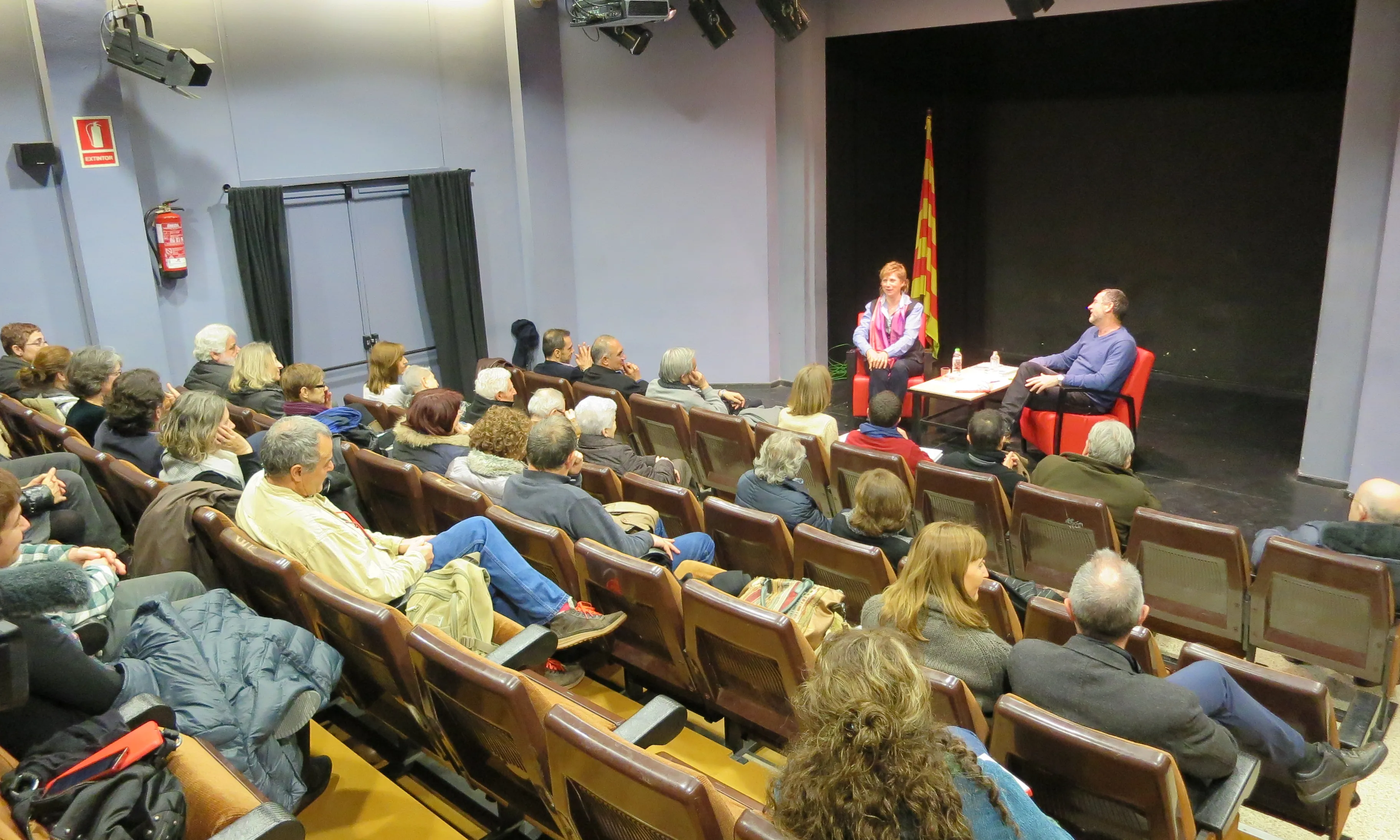 La Cate de Figueres adapta la sala d’activitats per a persones amb dificultats auditives.