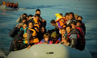 Embarcació arribant a Lesbos. Font: Sergi Càmera