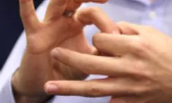 L'objectiu és difondre el vocabulari bàsic de la Llengua dels Signes Catalana (Font: social.cat)