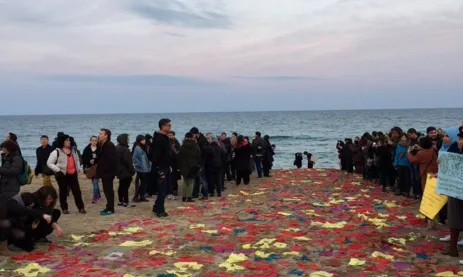 La ruta antiracista va acabar al mar amb una catifa simbòlica de benvinguda als refugiats.