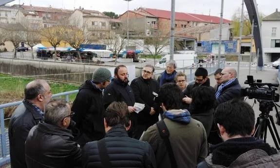 Membres de la plataforma declarant davant d'alguns mitjans. Font: GDT