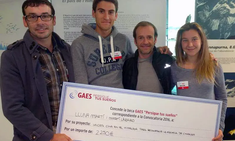 Pep Basart, Martí Lázaro i LLuna Martí en guanyar la beca GAES, acompanyats per Ferran Latorre / Foto: Projecte Chhanga