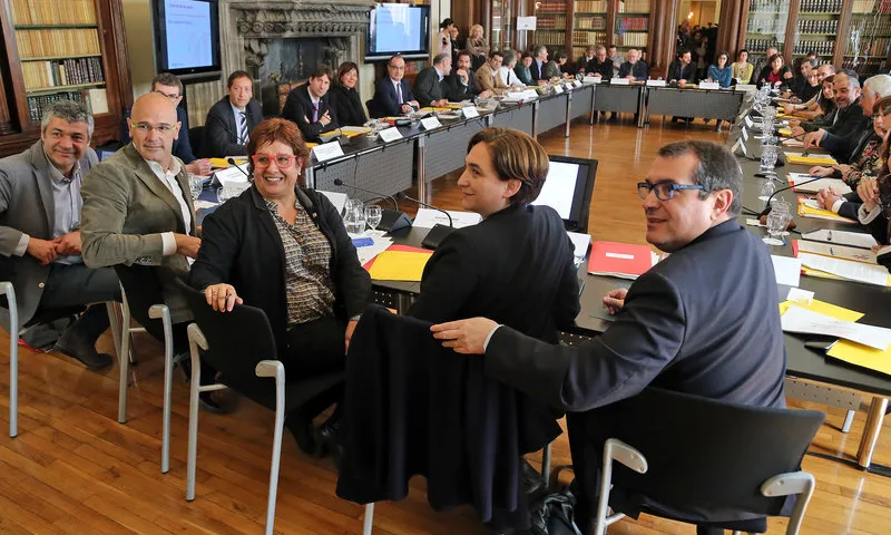 Imatge de la reunió del Comitè per a l'acollida de les persones refugiades. Font: web elpuntavui.cat