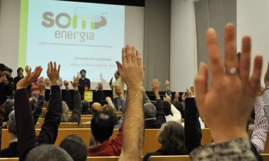 Votació durant una de les assemblees. Font: Som Energia