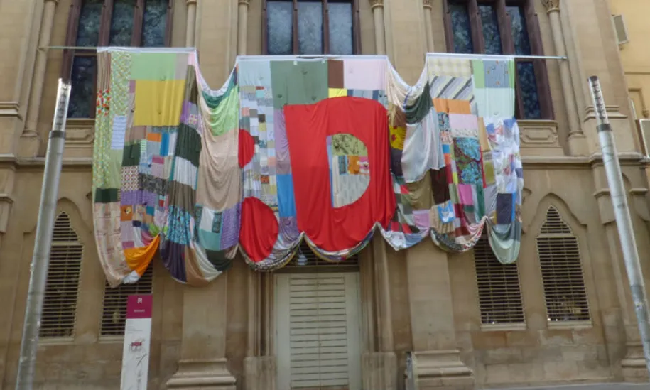 La bandera a la façana de la Universitat de Lleida