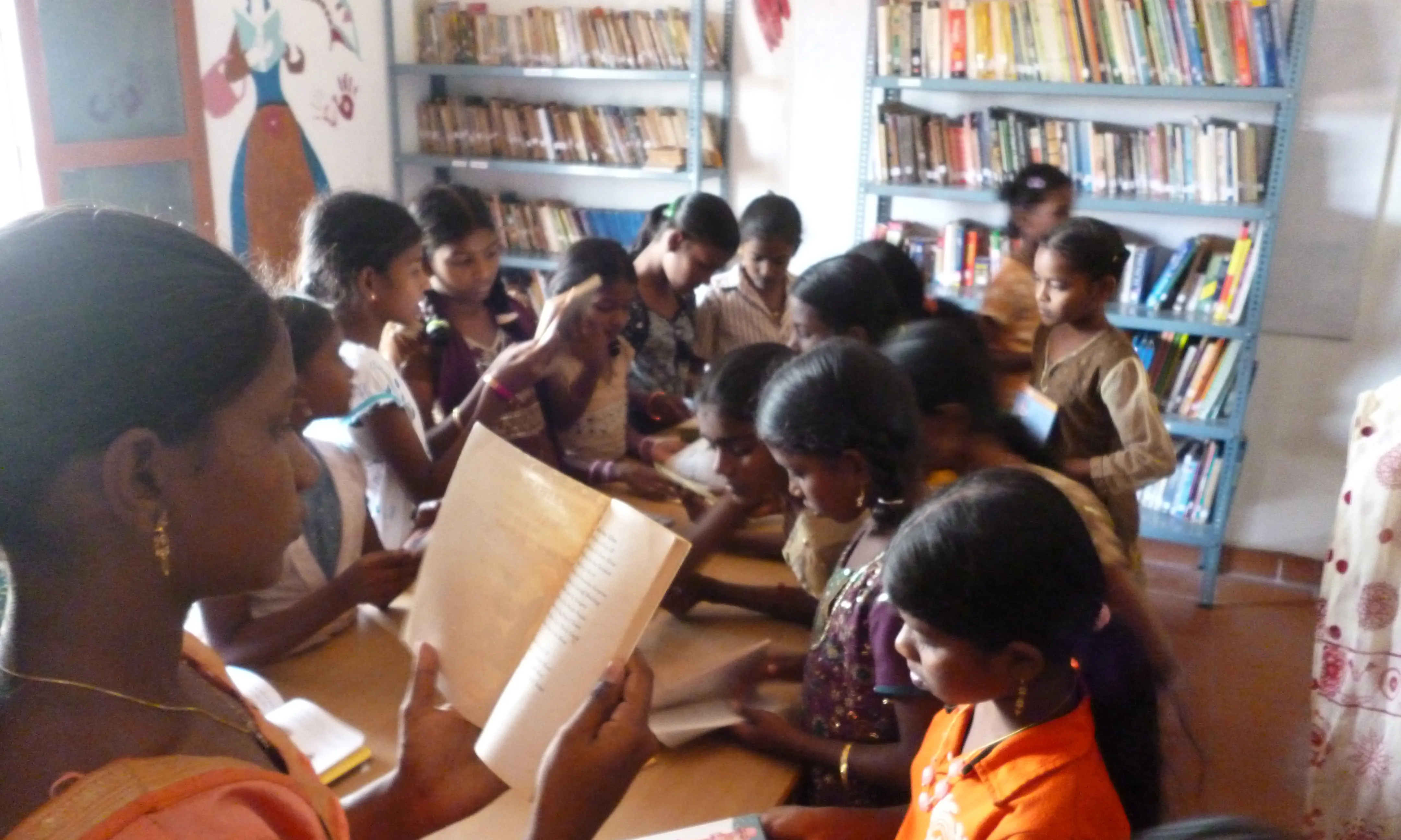 Interior d'una biblioteca de Bookfeeding Project. Font: Bookfeeding