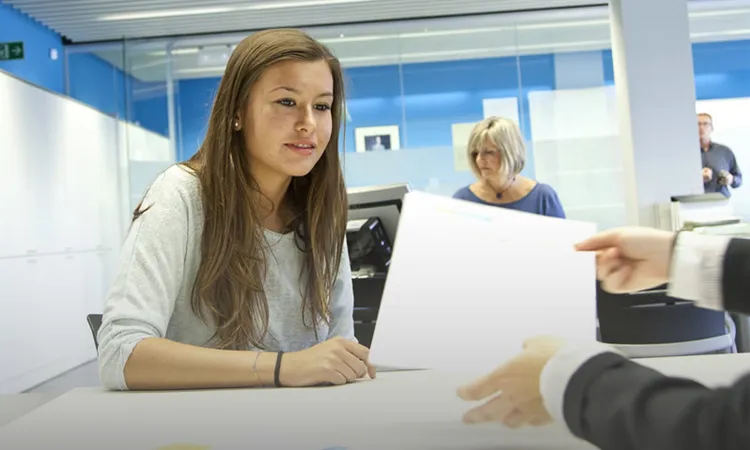 Una jove fent tràmits per participar al programa