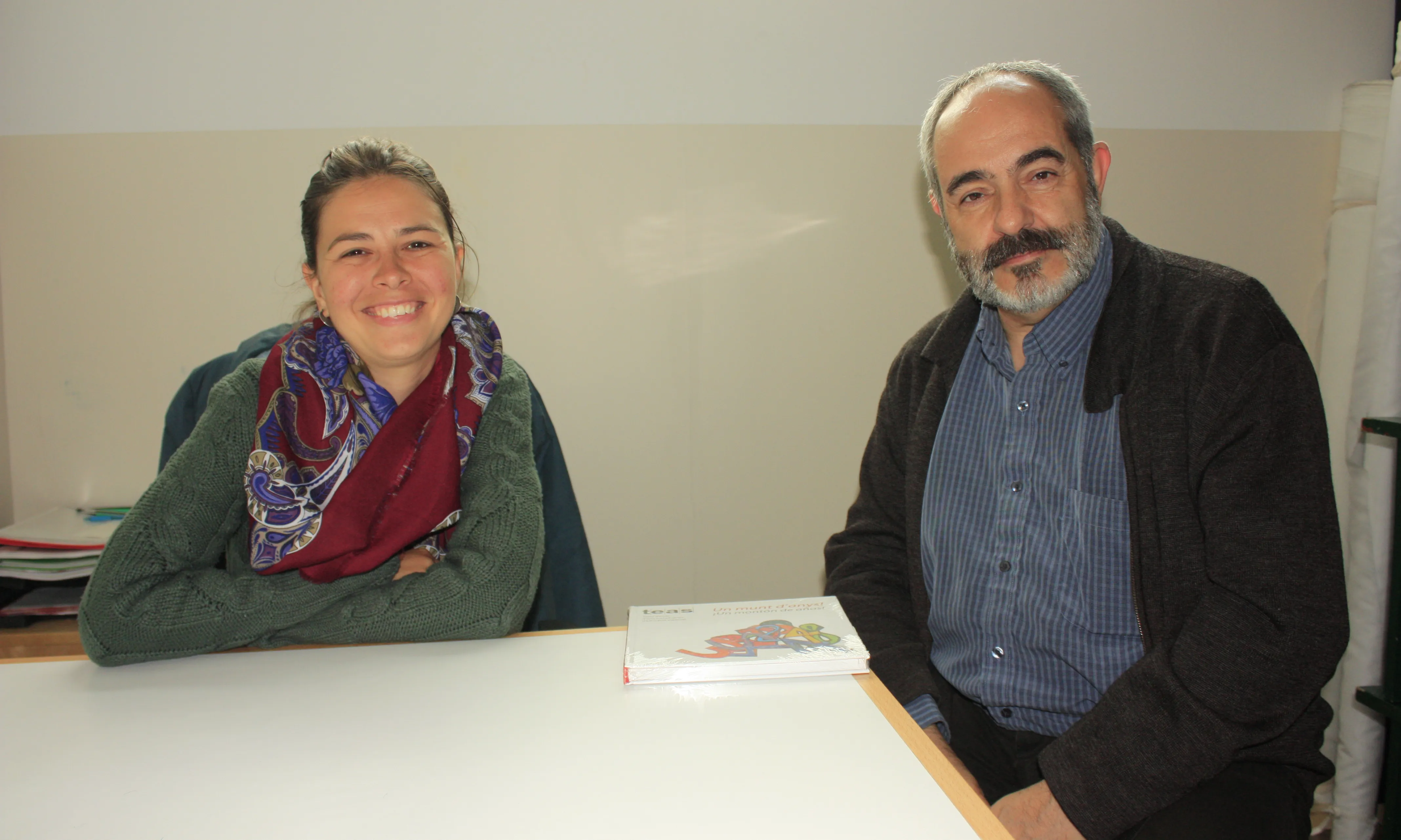 Laura Huguet, monitora de tallers de Teas, i Emili Grande, psicòleg de la Fundació Teas (Font: Fundació Teas)