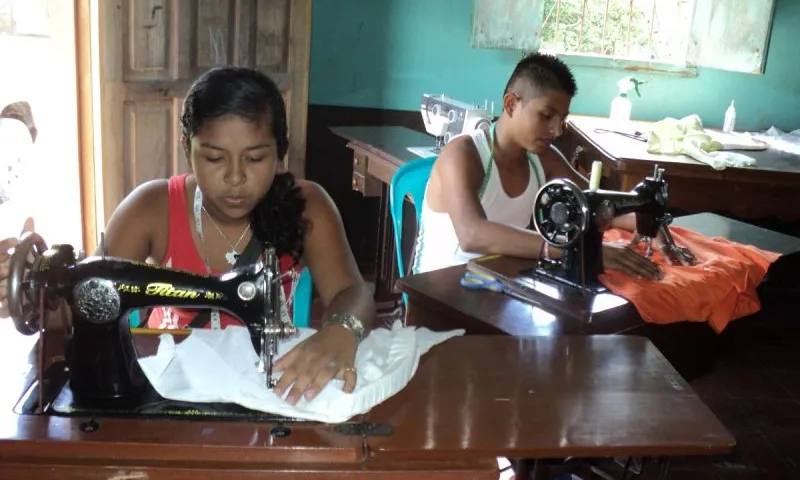 Taller de costura per a nois i noies en risc d'exclusió social a Nicaragua / Font: SOM