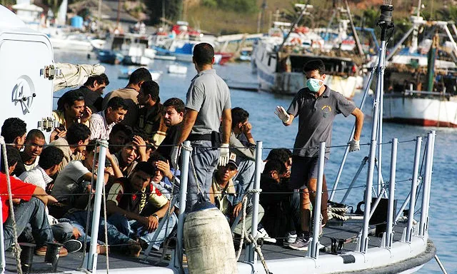 Refugiats en una embarcació. Font: Wikipedia