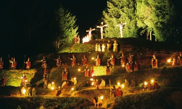 L'Associació Via Crucis Vivent de Sant Hilari de Sacalm recrea cada any el Via Crucis (imatge: viacrucisvivent.cat)