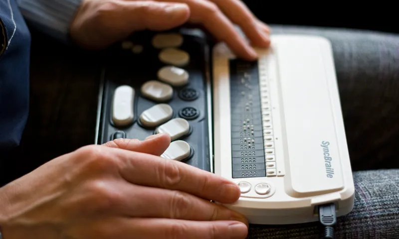 Mitjançant un lector navegador o un lector braille, els usuaris podran interpretar les imatges de Twitter. Imatge Karola Riegler Llicència CC BY-ND 2.0