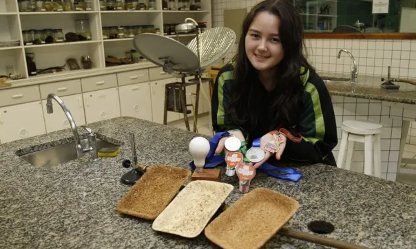 La jove inventora mostrant la seva creació. Font: ecocosas.com