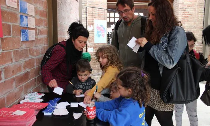 Nens i nenes participant en la celebració