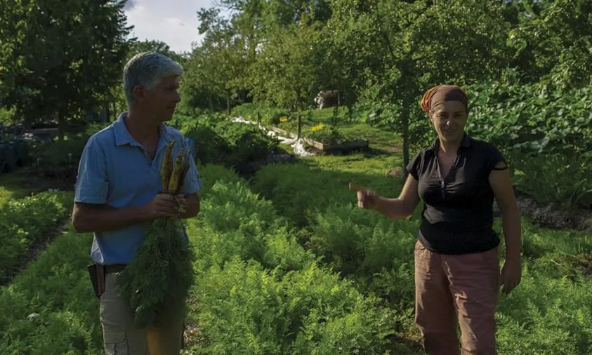 Comunitats que  troben  resposta a les necessitats amb  l'agricultura ecològica (imatge: karmafilms.es)