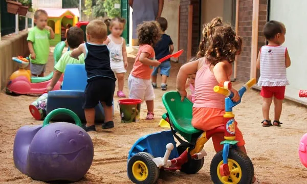 Nens jugant. Font: web elsvailets.com