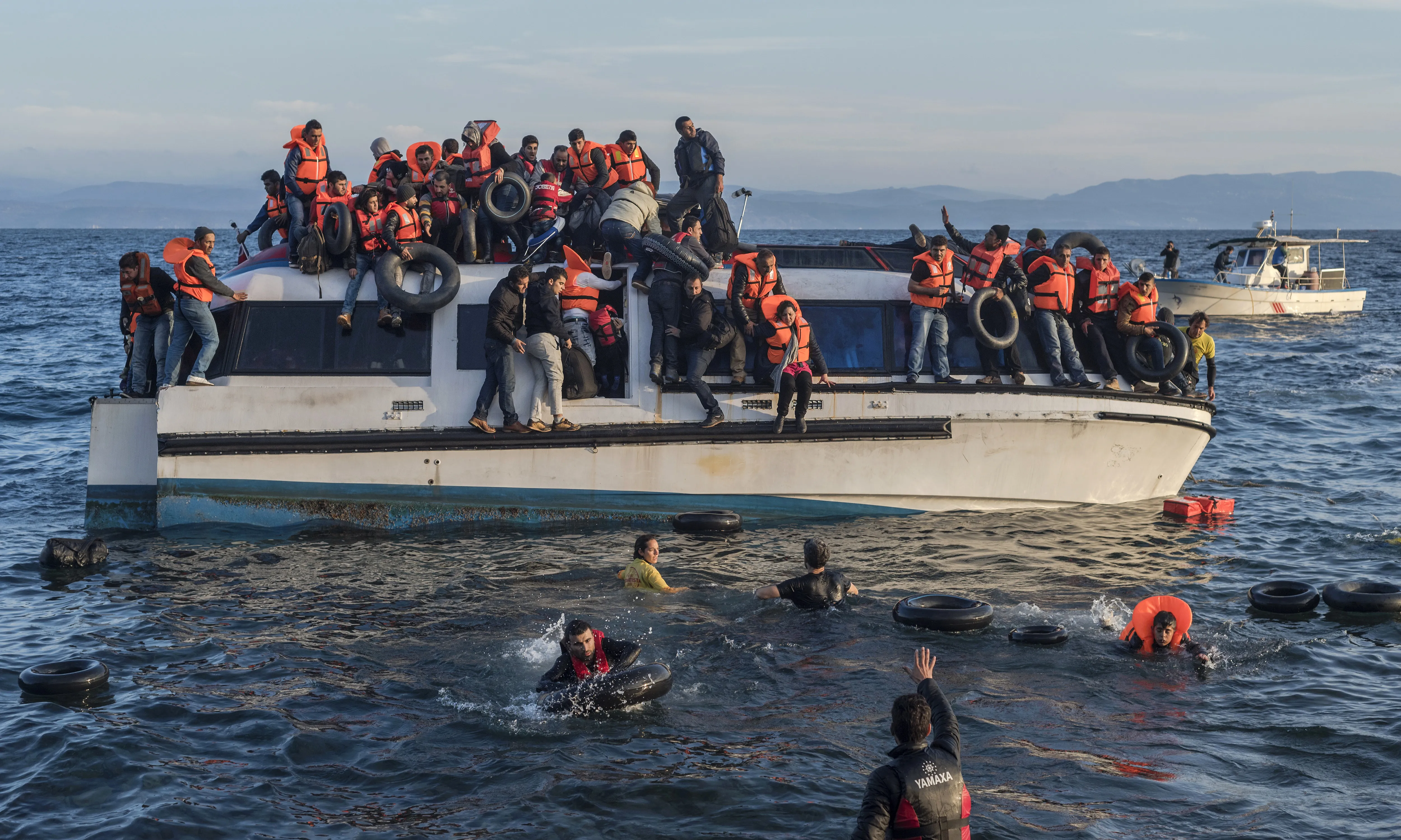 Evacuació de persones arribades a les costes de Lesbos / Font: Wikimedia