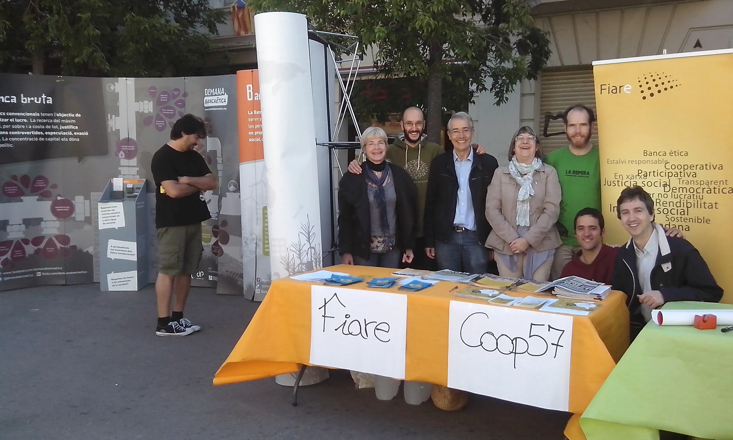 Estand informatiu de Fiare i Coop57. Font: Fiare