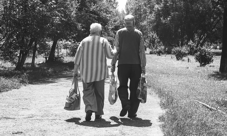 Ancians passejant. Font: Pixabay.com