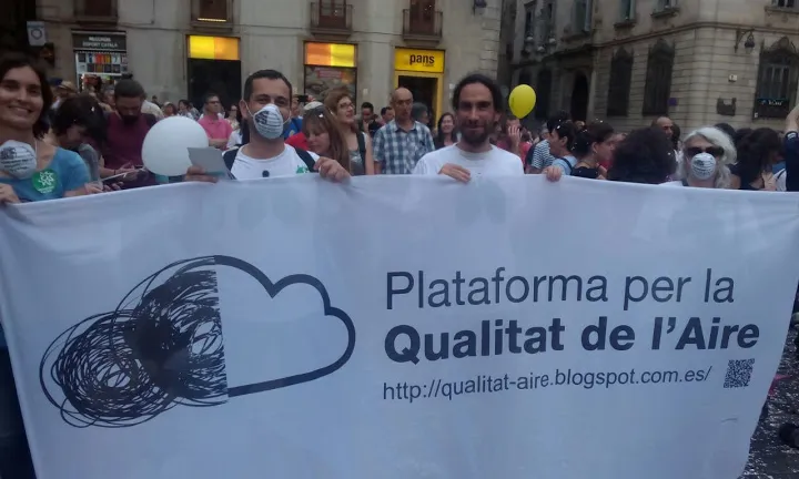 Manifestació de membres de la plataforma a la Plaça de Sant Jaume