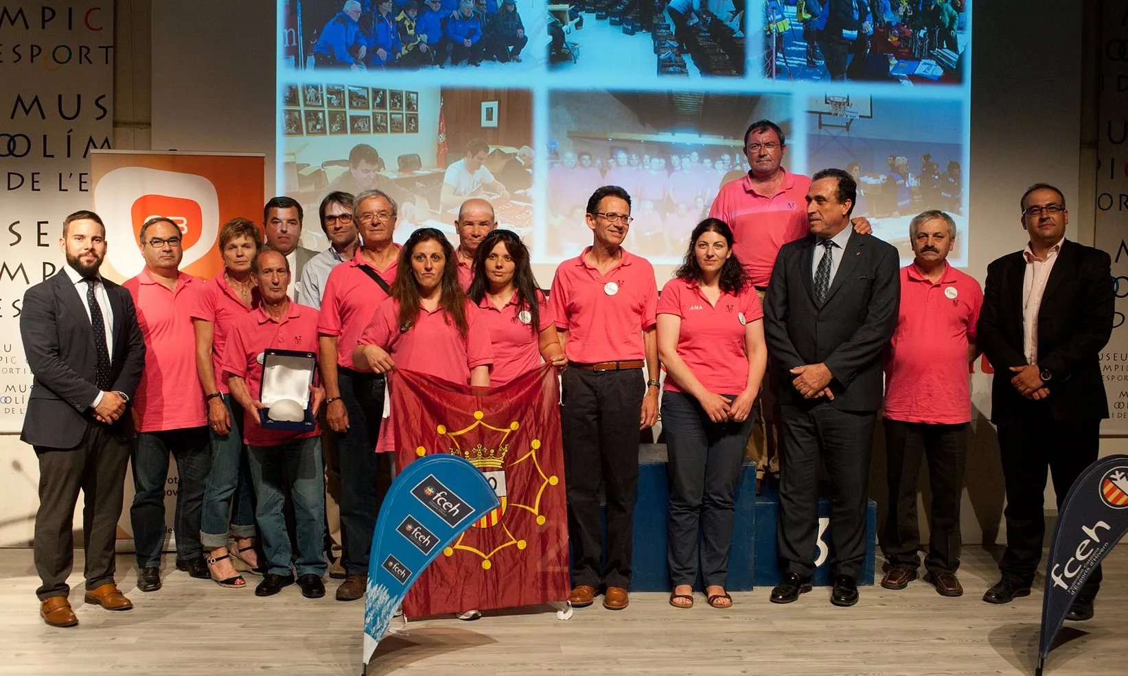 Voluntaris i voluntàries de l'associació en l'entrega d'un premi. Font: Facebook 