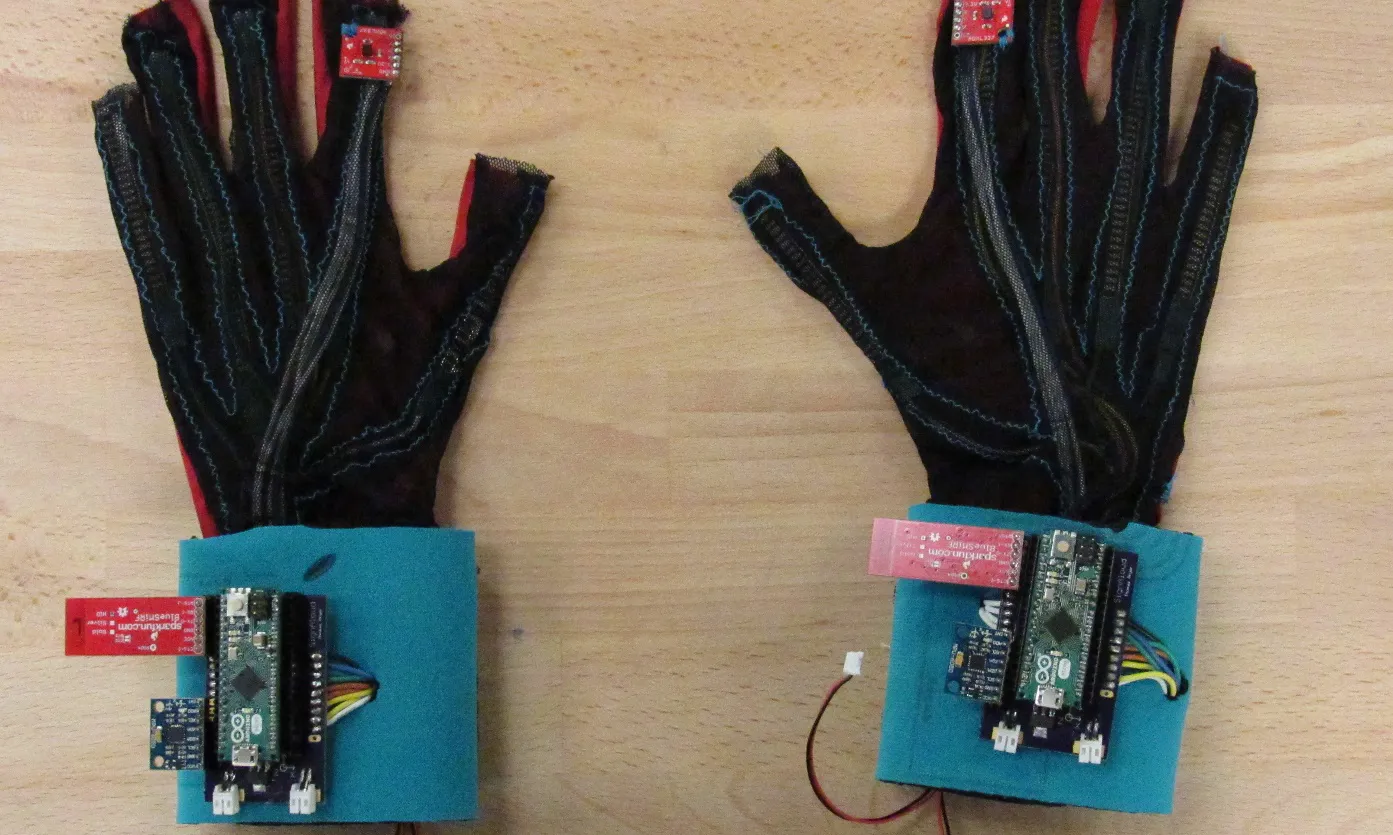 Els guants porten dos prototips fets amb Arduino. Imatge: Universitat de Washington.