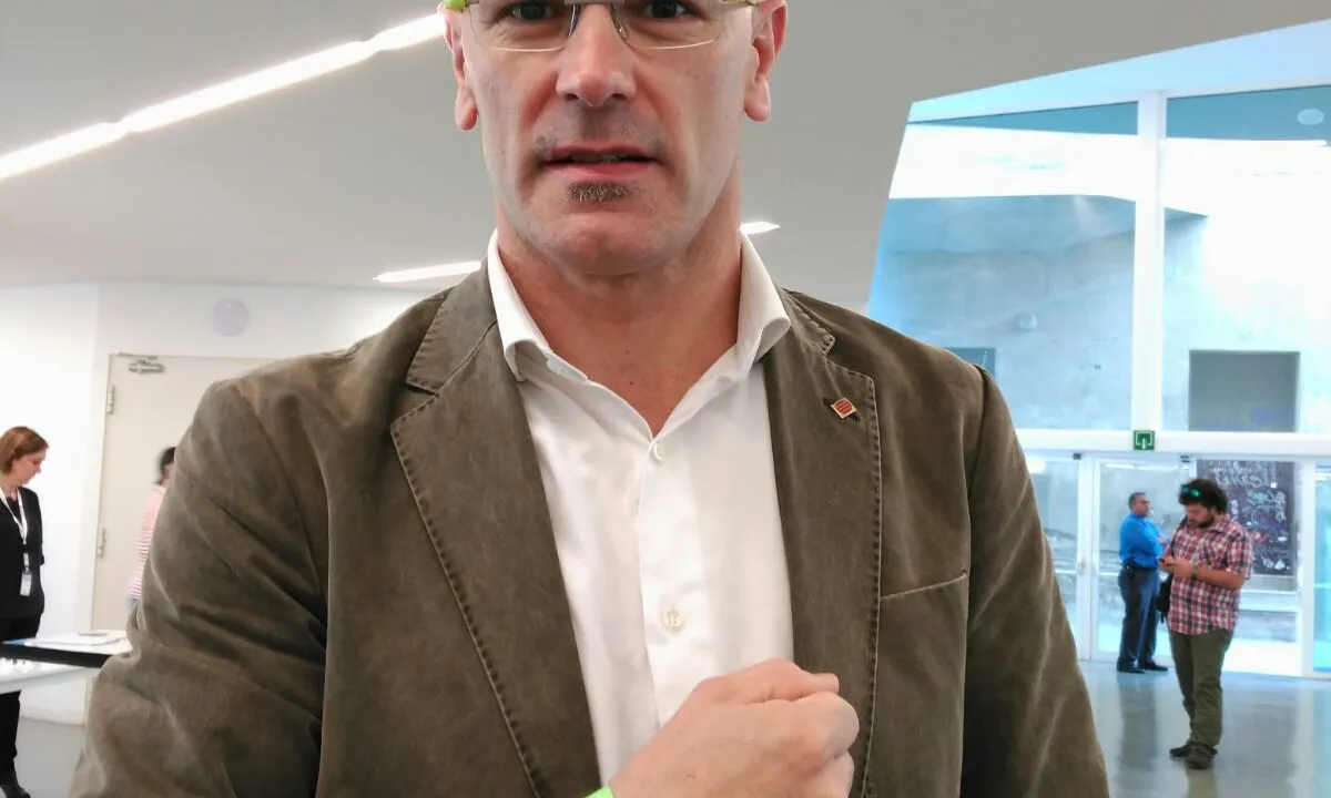 Raül Romeva amb la polsera de la #SetmanaNatura (imatge: setmananatura.cat)