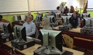 Persones fent una formació en un dels telecentres que formen part de la xarxa