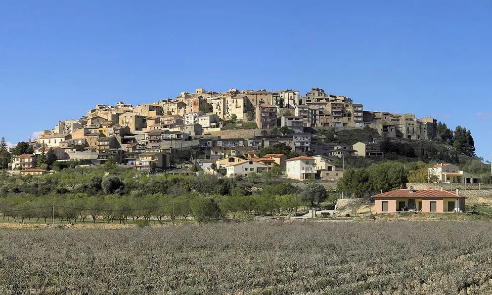 Vista panoràmica de la població de l'Horta de Sant Joan. Font: Viquipèdia