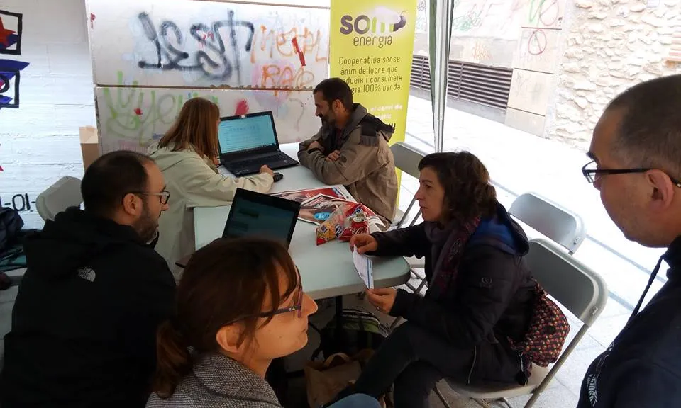 Install Party d'alternatives a Valls. Font: Som Comerç Just i Banca Ètica