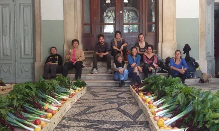 Cistelles de fruita i verdura lletja rebutjades pel mercat als agricultors, són distribuïdes per la cooperativa de consum Fruta Feja (imatge: frutafeija.pt)