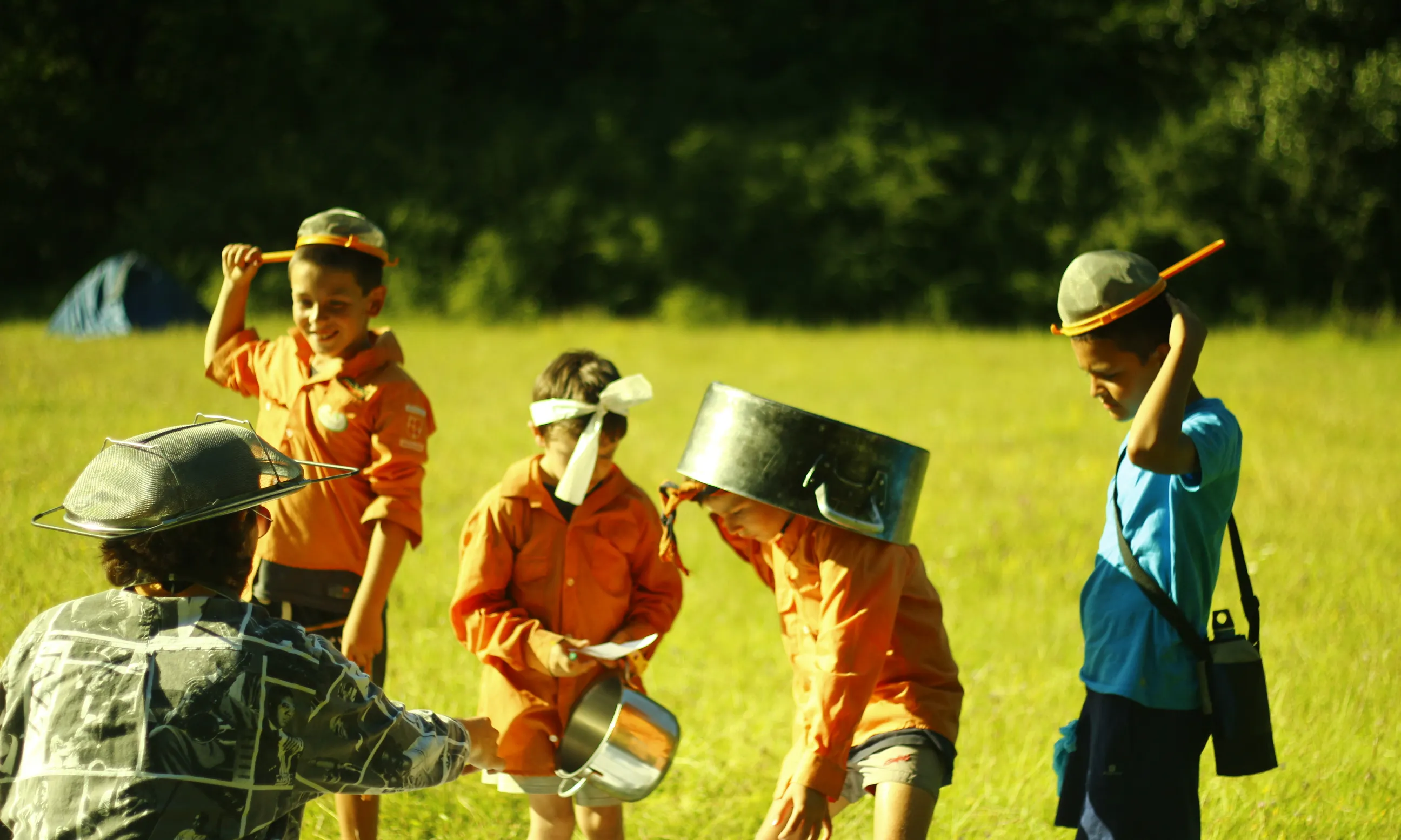 Moment de diversió amb els estris de cuina / Font: Minyons Escoltes i Guies de Catalunya