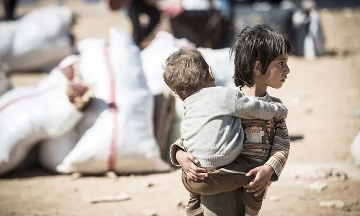 Nen que porta en braços un nadó. Font: Pinterest