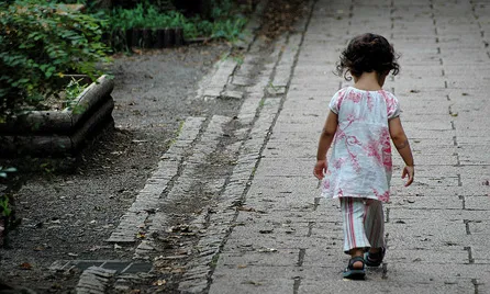 Nena caminant. Font: © Flickr.com/Lance Shields/cc