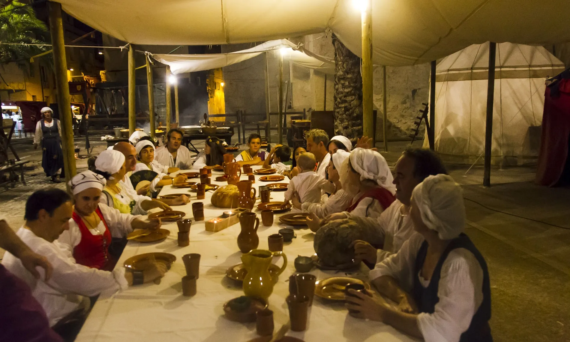 Sopar comunitari al campament. Font:  l'Associació Cultural Terra de l'Aigua